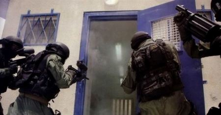 قوات القمع تقتحم قسم (3) في سجن "ريمون" وتنقل عددا من الأسرى